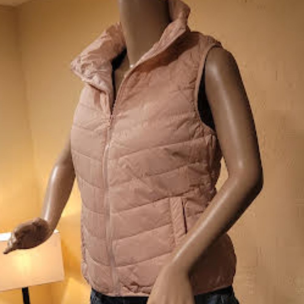 NWT Arizona Jean Company Rose Quartz women's medium lightweight puffer vest - Picture 4 of 9